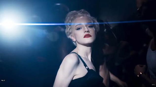 Pasaje de "Confessions II – The film", el corto de Madonna que sintetiza el espíritu de su nuevo disco. Aquí, la actriz Julia  Garner, quien interpretar a Madonna en su biopic. (YouTube)