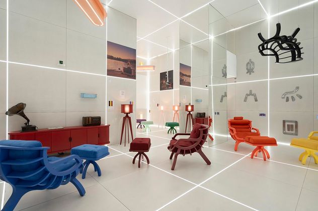 ESPACIO 14. Una grilla blanca y continua transforma el interior en un campo, sobre cuyo fondo se recorta un conjunto de muebles.