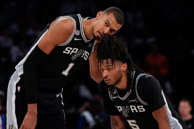 San Antonio Spurs se impuso en New York a los Knicks y descontó 1-2 la serie final de la NBA. (AP)