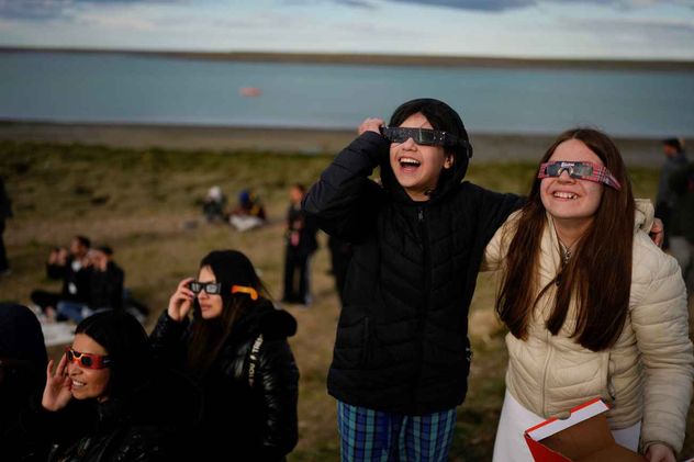 La gente observa un eclipse solar anular en Puerto San Julián, Argentina, el miércoles 2 de octubre de 2024.