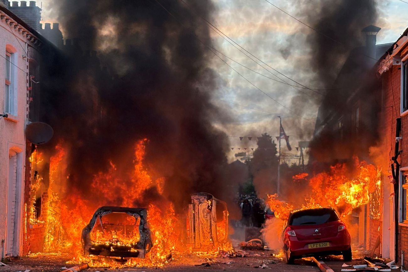 Incendian vehículos y bloquean calles en Belfast: un migrante sudanés acuchilló a un hombre en la calle
