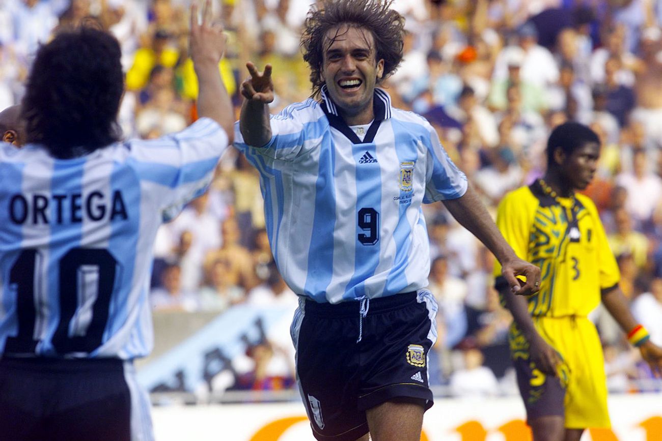 Batistuta, un símbolo durante muchos años en la selección argentina. Acá, frente a Jamaica en Francia 1998.