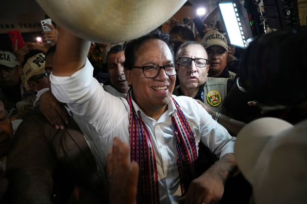 El recuento de las elecciones en Perú arroja un resultado muy parejo, con un virtual empate técnico entre ambos candidatos. (AP)