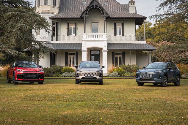 La RAV 4 Hybrid tiene un motor 2.5 naftero combinado con un motor eléctrico y 239 CV, mientras que la RAV 4 Plug-In Hybrid tiene 329 CV y tracción integral.