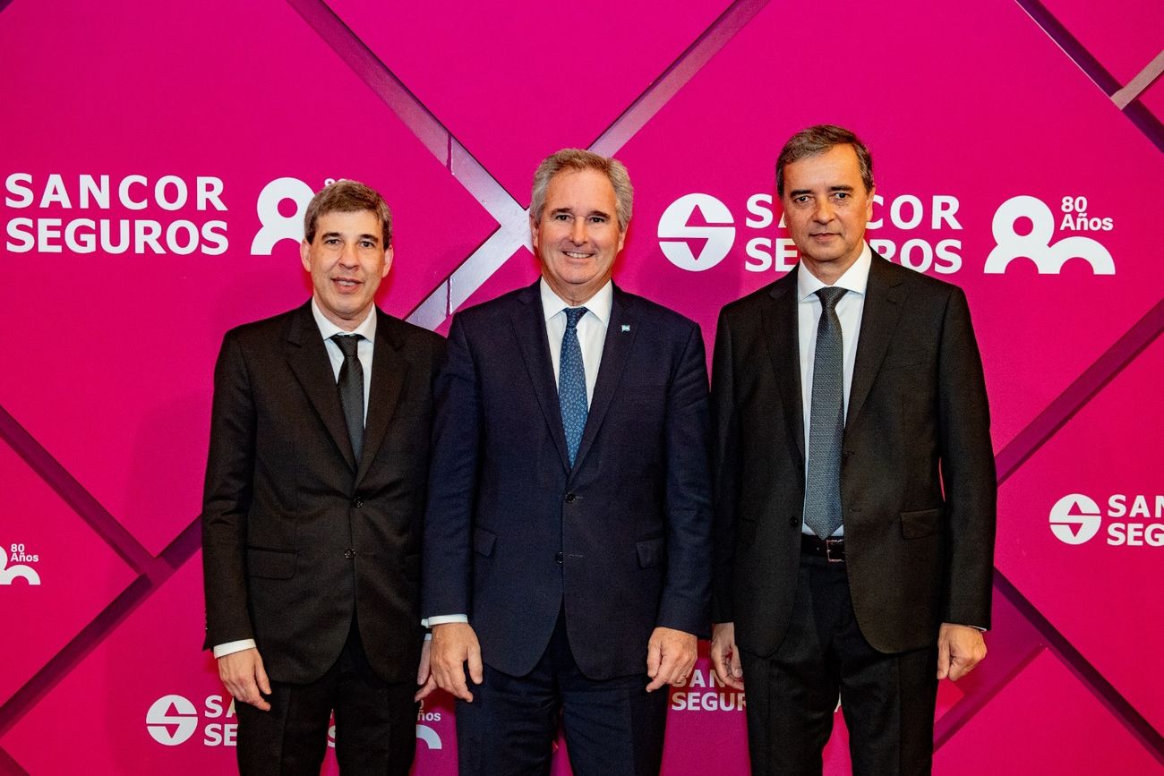 Alejandro Simón, CEO del Grupo Sancor Seguros; Pablo Quirno, Canciller argentino; y Carlos Casto, presidente de Sancor Seguros, en el marco de los festejos. (Gentileza Sancor Seguros)