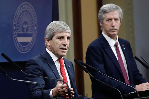 El ministro de Economía, Luis Caputo, y el presidente del Banco Central, Santiago Bausilli.