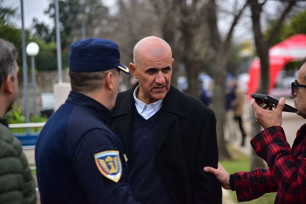 Búsqueda de Luciana Barrios Alarcón. Luis Gutiérrez, abogado de la familia, presente en la búsqueda de la adolescente de Colonia Caroya. 