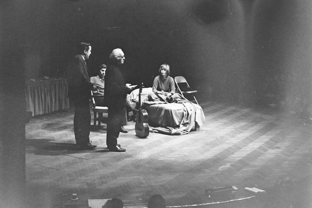 Foto de 1970 en el Teatro San Martïn. Sentada en la cama, Beatriz Matar, luego de presentar una escena de Salinger escuchando una crítica.