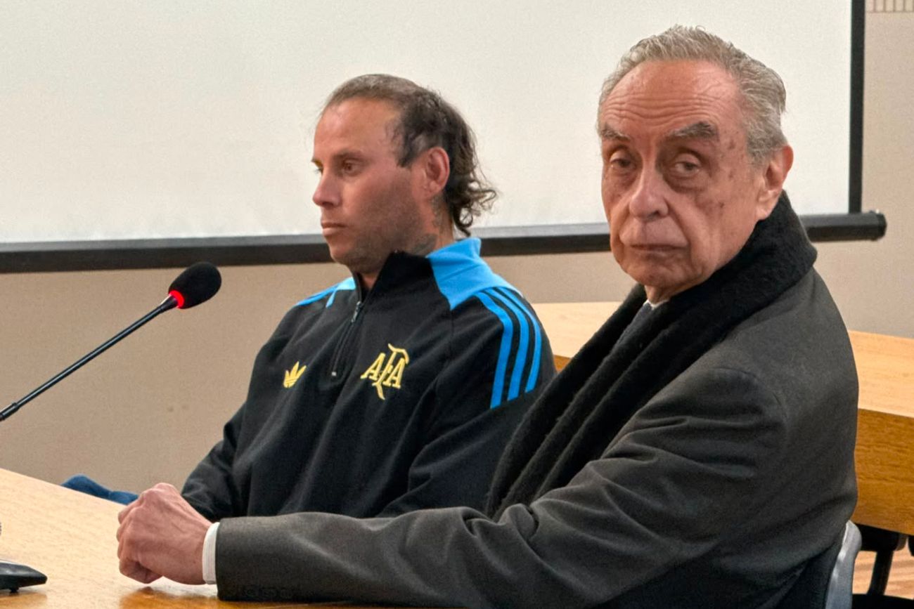 El acusado y su abogado, en el juicio, en los tribunales riocuartenses.