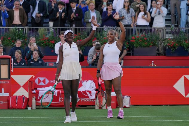 Serena Williams jugó junto a la canadiense Victoria Mboko en su regreso al tenis tras cuatro años.