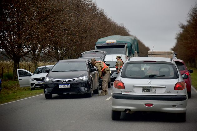 Búsqueda de L. Controles en el ingreso a Colonia Caroya.