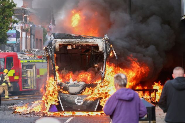 Incendian vehículos y bloquean calles en Belfast: un migrante sudanés acuchilló a un hombre en la calle