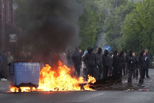 Incendian vehículos y bloquean calles en Belfast: un migrante sudanés acuchilló a un hombre en la calle
