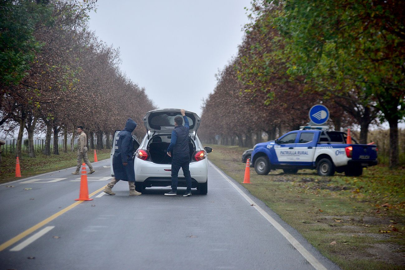 Búsqueda de L. Controles en el ingreso a Colonia Caroya.