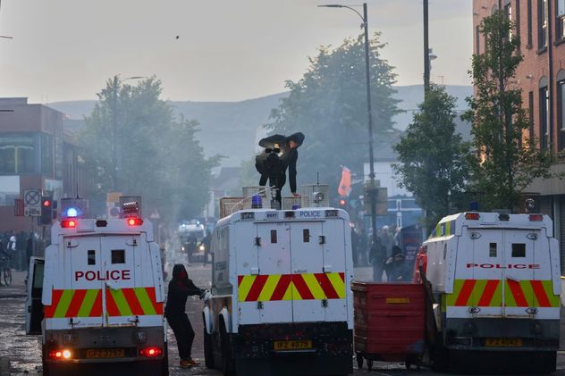 Incendian vehículos y bloquean calles en Belfast: un migrante sudanés acuchilló a un hombre en la calle
