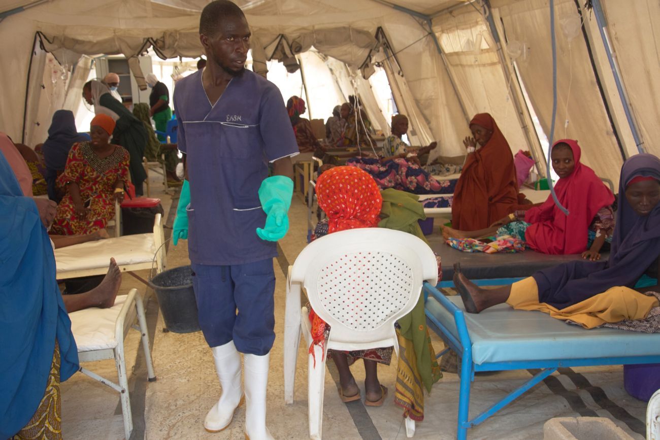 Un trabajador pasa junto a pacientes que reciben tratamiento contra el cólera en el centro de tratamiento de MSF en Maiduguri, Nigeria, el lunes 8 de junio de 2026. (Foto AP / Jude Mike)