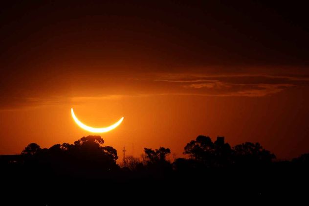 La luna pasa frente al sol poniente durante un eclipse solar total en Buenos Aires, Argentina, el martes 2 de julio de 2019.