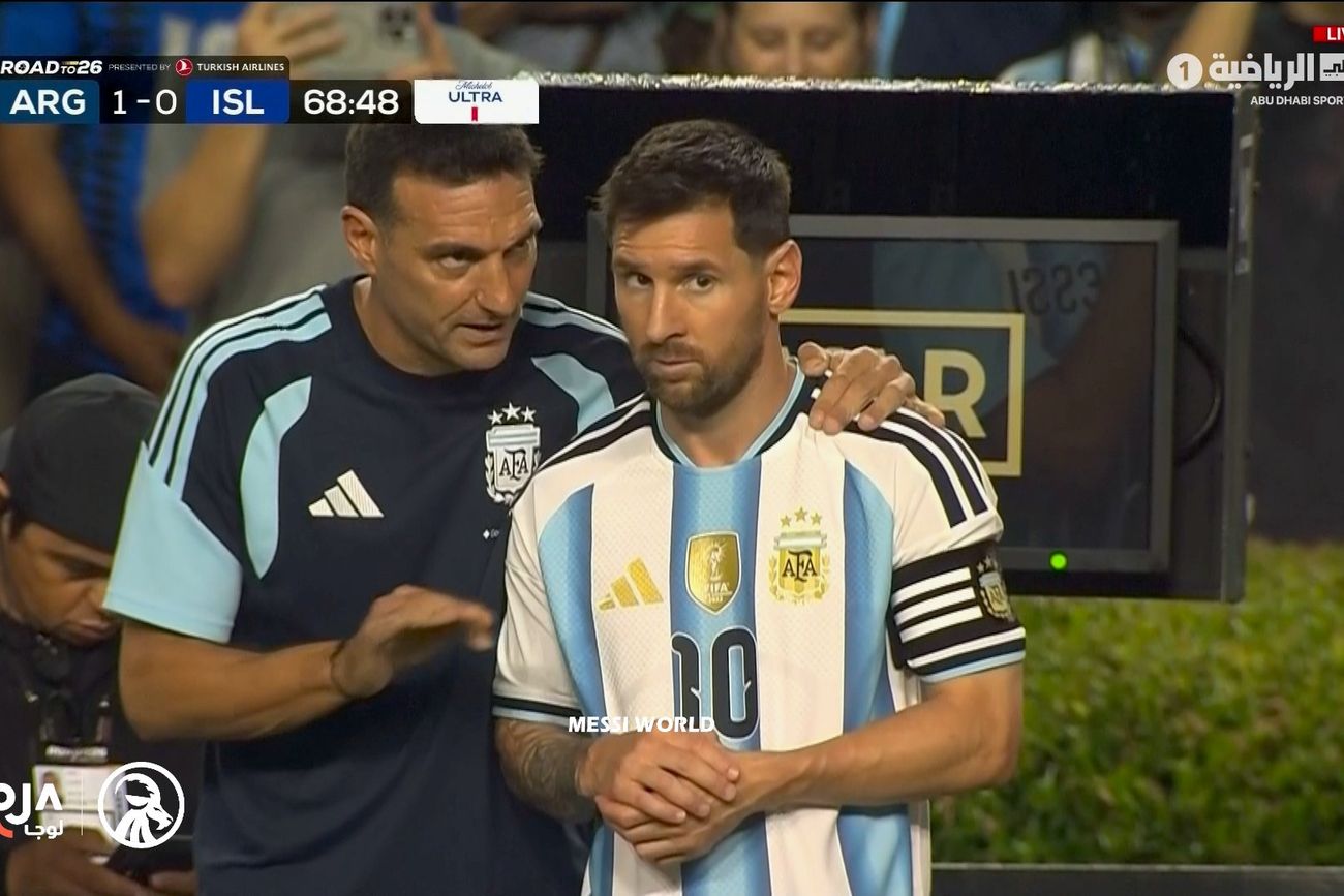 Messi en su ingreso ante Islandia.