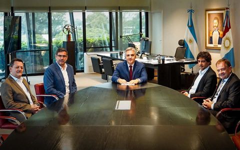 Pablo Viera, Raúl Paolasso, Martín Llaryora, Hernán Lacunza y Ércole Felippa en la nueva conformación del directorio de Bancor.