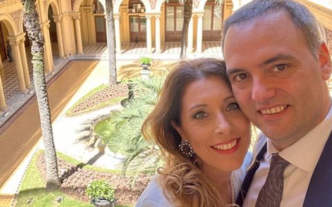 Manuel Adorni junto a su esposa.