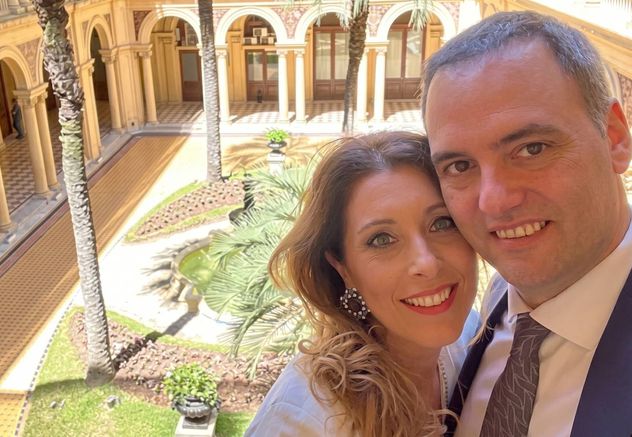 Manuel Adorni junto a su esposa, Bettina Angeletti.