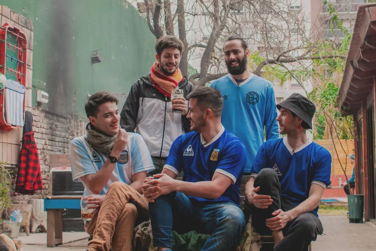"Nuestra última copa", una película sobre un grupo de amigos que vivió una locura mientras se desarrollaba el mundial de Qatar 2022.