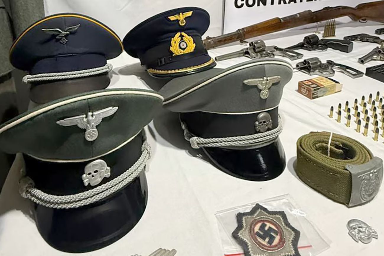 Lo detuvieron por vender un uniforme nazi en redes: hallaron armas, dagas y simbología del Tercer Reich