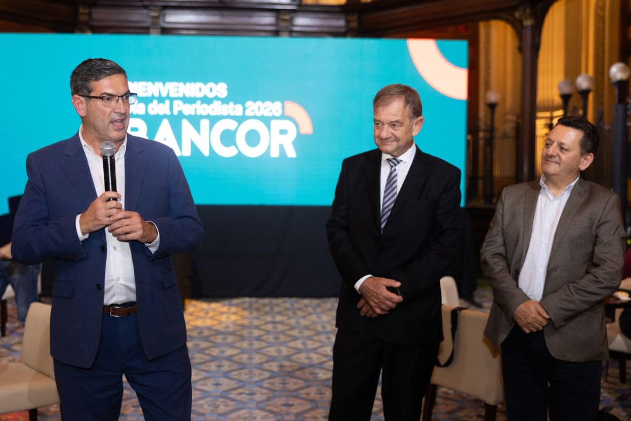 Paolasso durante la presentación a la prensa de los directores Ércole Felippa y Pablo Viera. Lacunza había retornado a Buenos Aires.