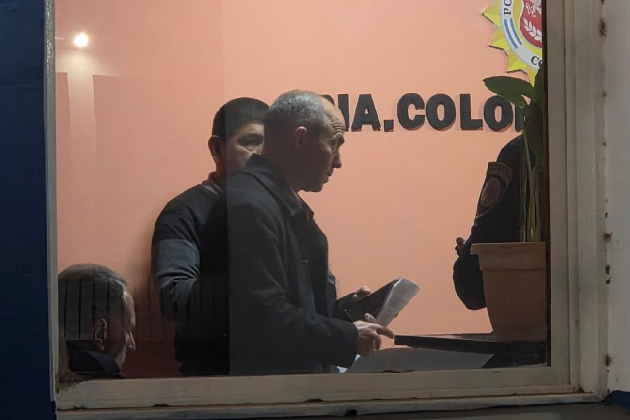 El fiscal de Jesús María, Guillermo Monti, en la sede policial de Colonia Caroya, en las horas más complejas de la búsqueda de la adolescente.