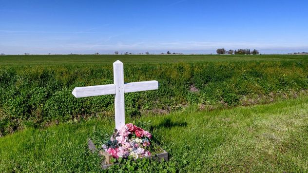 Las cruces blancas instaladas junto a las rutas suelen recordar a personas que perdieron la vida en accidentes de tránsito.