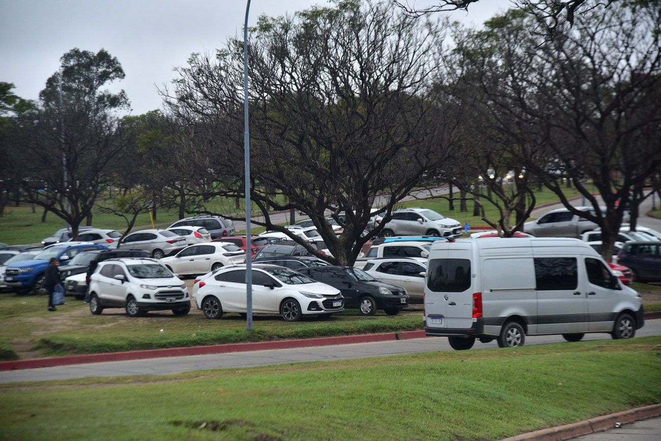 Autos estacionados sobre Avenida Sabattini, junto al Parque de la Biodiversidad. (Pedro Castillo / La Voz)