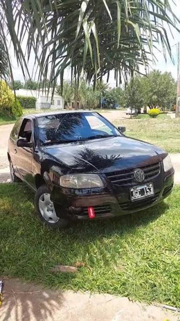 Qué significa la cinta que cuelga del paragolpes delantero de algunos autos.