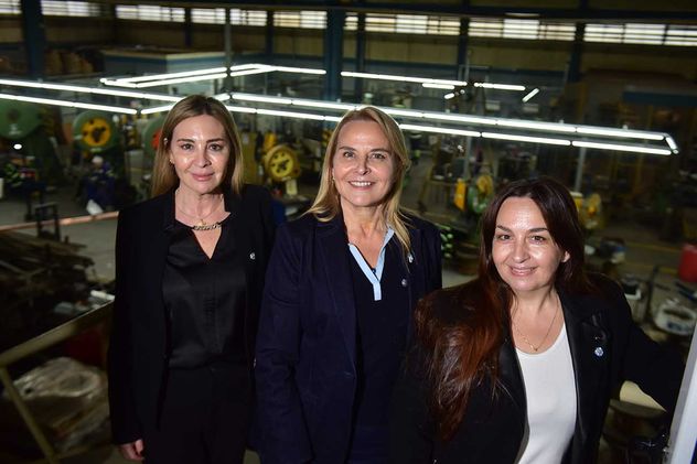 Sonia, Alejandra y Silvana Cesolari en la planta de Metal Ce. (José Gabriel Hernández)