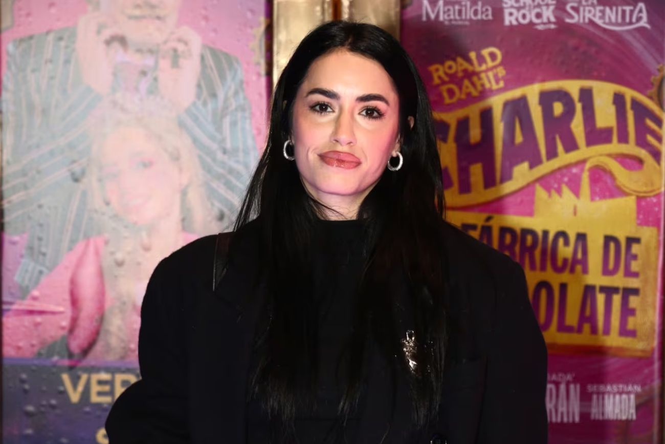 Lali Espósito a la salida del teatro.