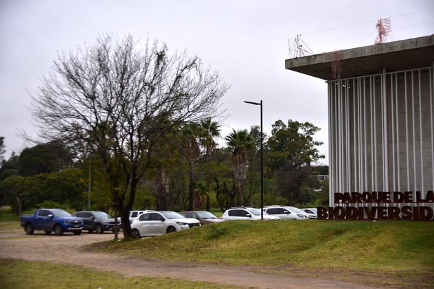 Autos estacionados sobre Avenida Sabattini, junto al Parque de la Biodiversidad.  (Pedro Castillo / La Voz)