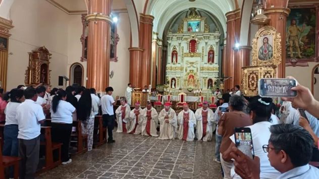 De rodillas. Con este gesto inusual representantes de la iglesia católica pidieron perdón el sábado 23 de mayo a las comunidades campesinas herederas del pueblo indígena Tallán en Perú.
