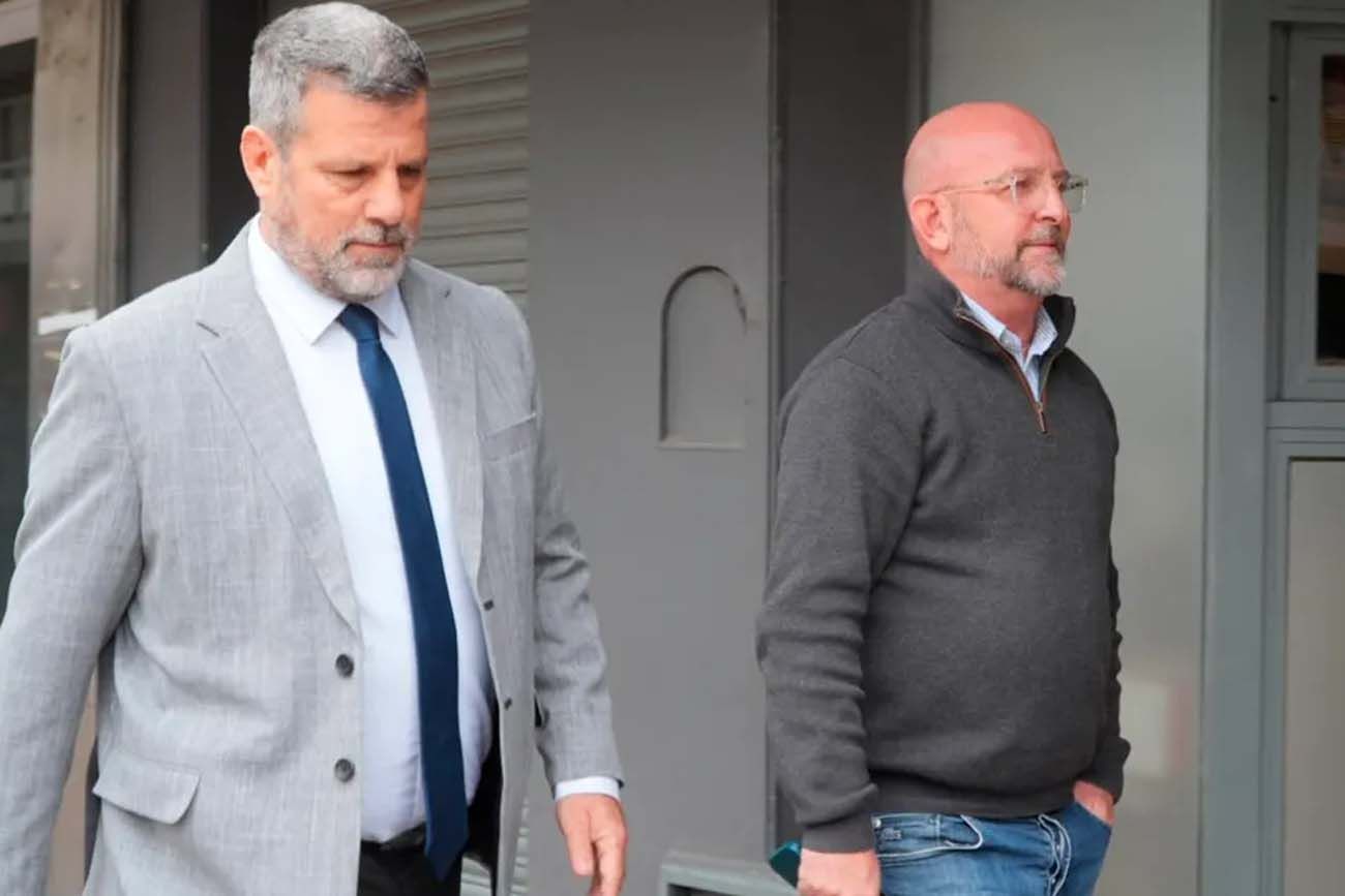 El abogado Maximiliano García y el dirigente radical Marcos Carasso a la salida de los Tribunales Federales de Río Cuarto.