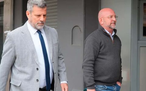 El abogado Maximiliano García y el dirigente radical Marcos Carasso a la salida de los Tribunales Federales de Río Cuarto.