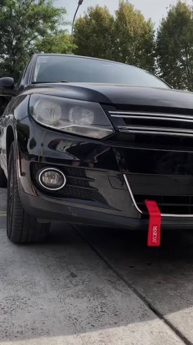 Qué significa la cinta que cuelga del paragolpes delantero de algunos autos.