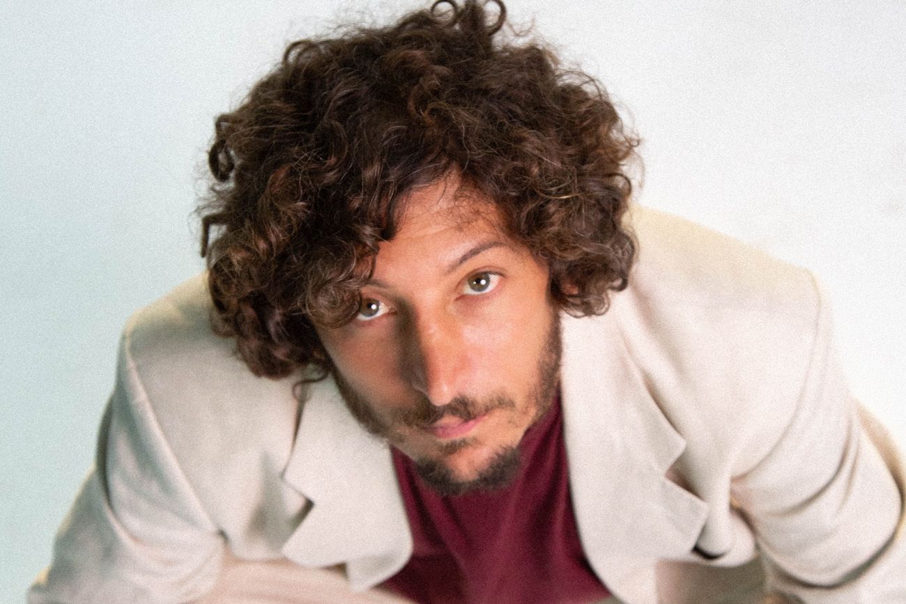 Adrián Berra, un cantautor que viene creciendo en la escena y vuelve a Córdoba con disco nuevo.