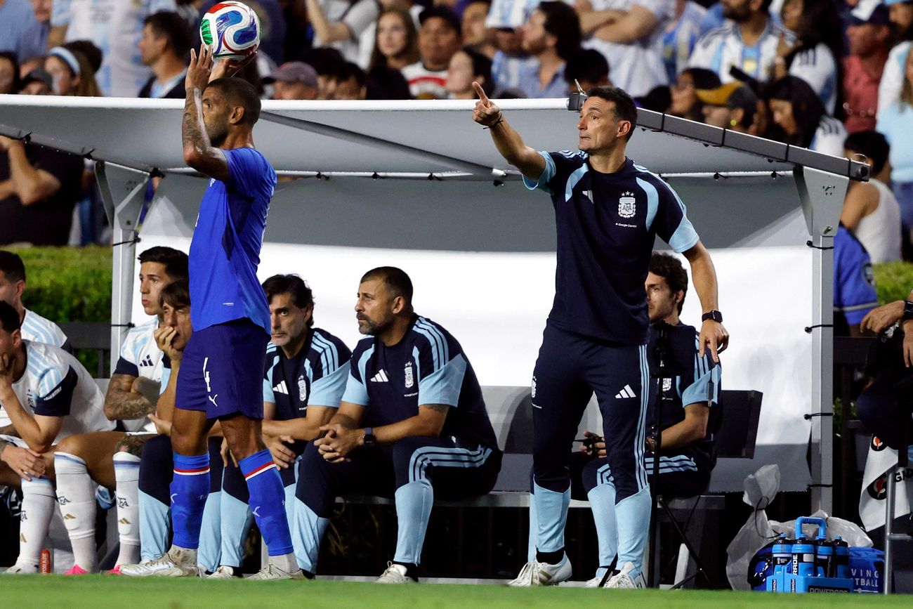 Lionel Scaloni debe definir el reemplazante de Leonardo Balerdi en la selección nacional. (AP)