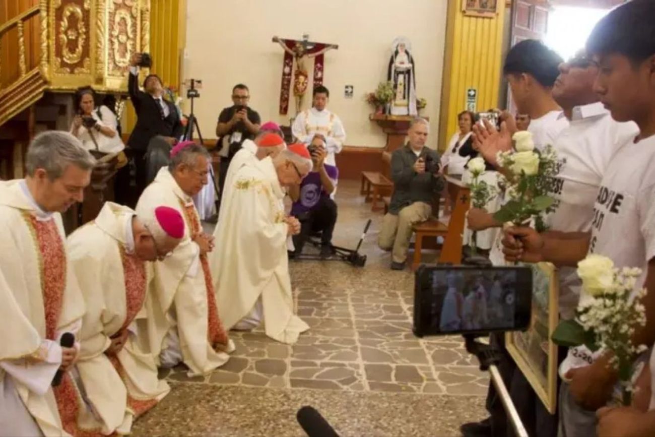 De rodillas. Con este gesto inusual representantes de la iglesia católica pidieron perdón el sábado 23 de mayo a las comunidades campesinas herederas del pueblo indígena Tallán en Perú.