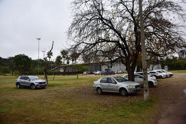 Autos estacionados sobre Avenida Sabattini, junto al Parque de la Biodiversidad.  (Pedro Castillo / La Voz)