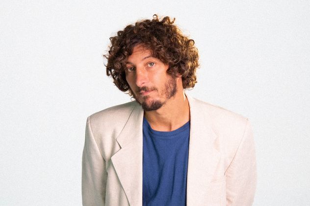 Adrián Berra, un cantautor que viene creciendo en la escena y vuelve a Córdoba con disco nuevo.