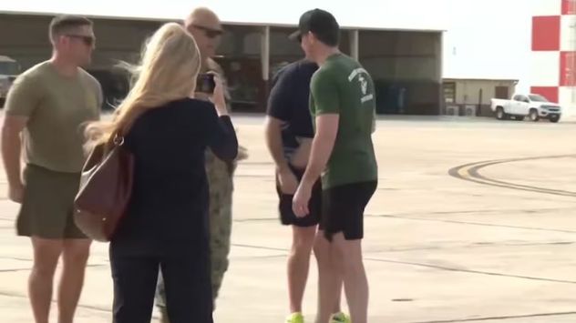 Pete Hegseth llegó a Guantánamo de short y remera manga cortas.