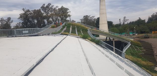 La cubierta verde del Centro Cultural Córdoba ya está en la etapa final. 
