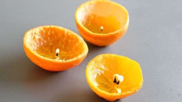Las cáscaras de mandarina pueden reutilizarse para crear velas aromáticas caseras que perfuman los ambientes y aportan un toque decorativo natural al hogar.