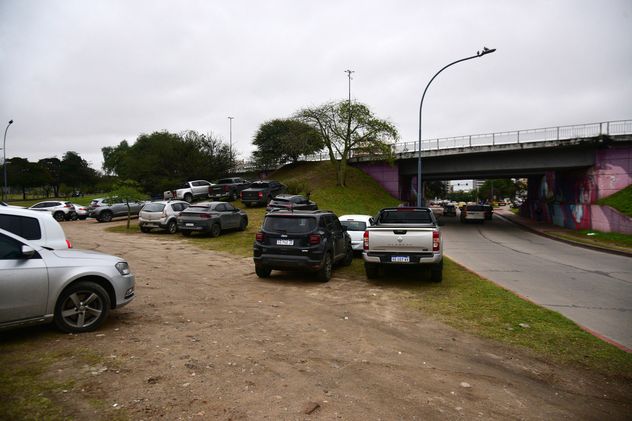 Autos estacionados sobre Avenida Sabattini, junto al Parque de la Biodiversidad.  (Pedro Castillo / La Voz)