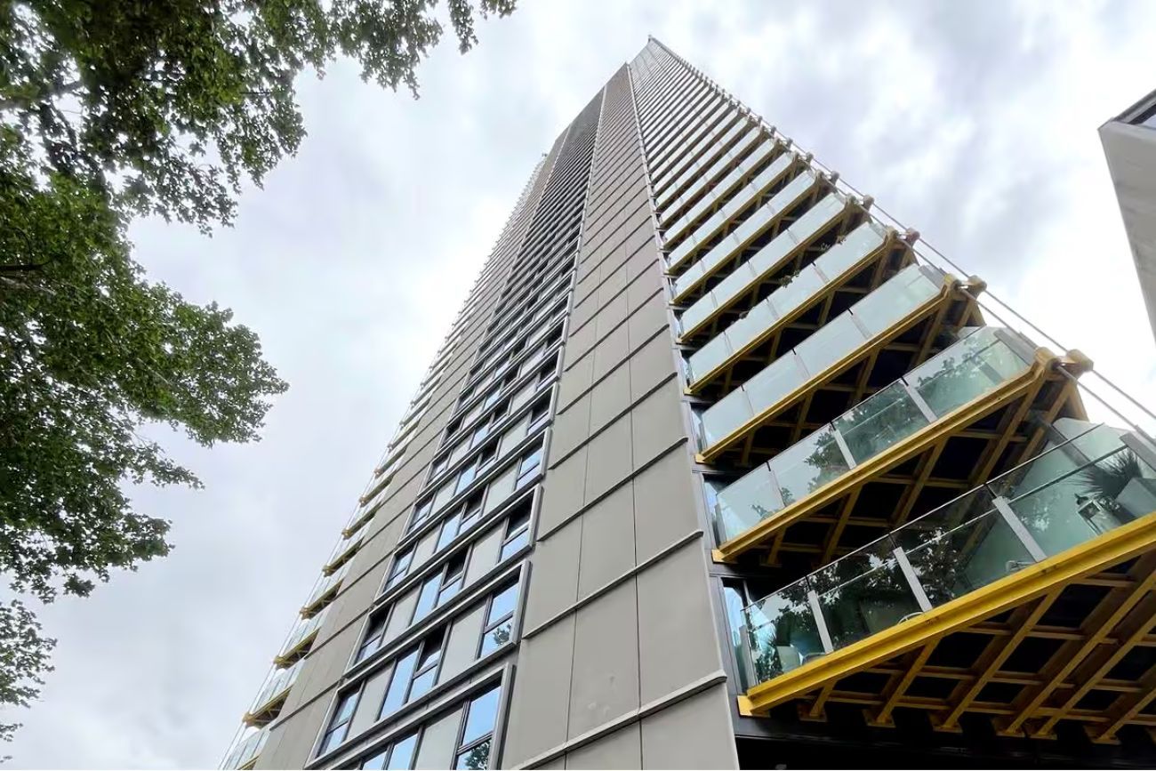 Tragedia: investigan la muerte de una familia que cayó desde el piso 36 de una torre