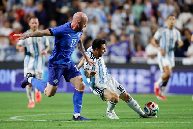 Lionel Messi en el amistoso ante Islandia.